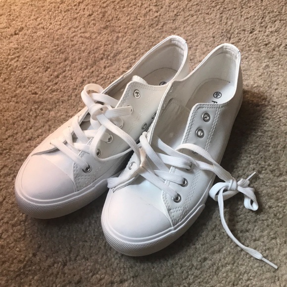 Shoes - 🔥White sneakers